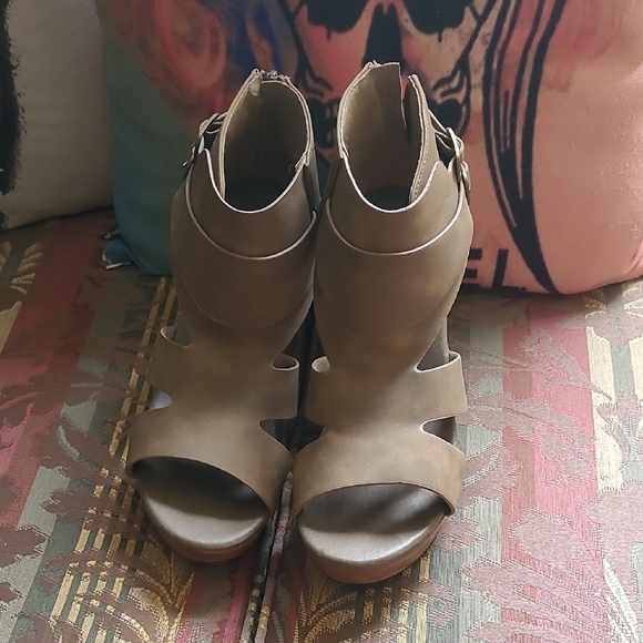 Pierre Dumas Tan Heeled Boots with Western Influence - Picture 2 of 6